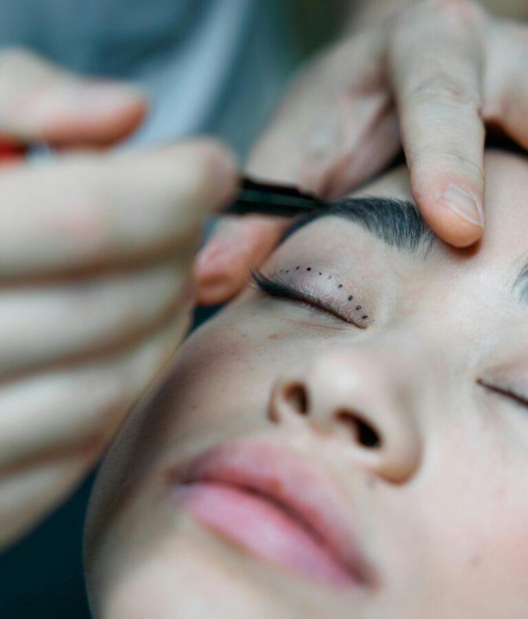 Roksana Piotrowska prowadzi szkolenie stylizacji brwi w swoim studio w Kielcach